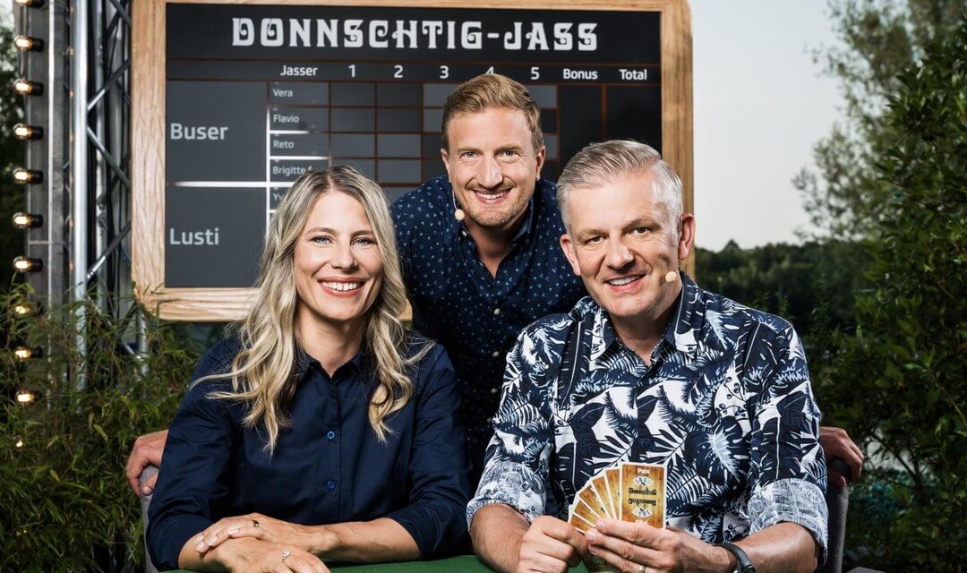 Donnschtig-Jass 2022 mit Rainer Maria Salzgeber, Stefan Büsser und Sonia Kälin. Jassen ist Trumpf.