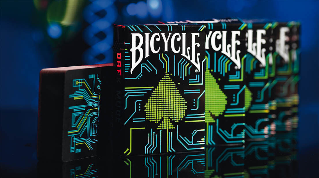 Bicycle Dark Mode Pokerkarten mit einem modernen digitalen Design. Edle Verpackung