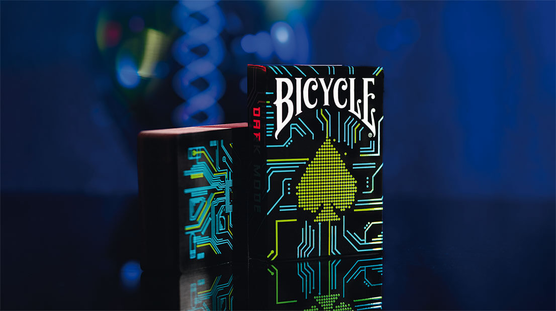 Bicycle Dark Mode Pokerkarten mit einem modernen digitalen Design. Digitale Welt