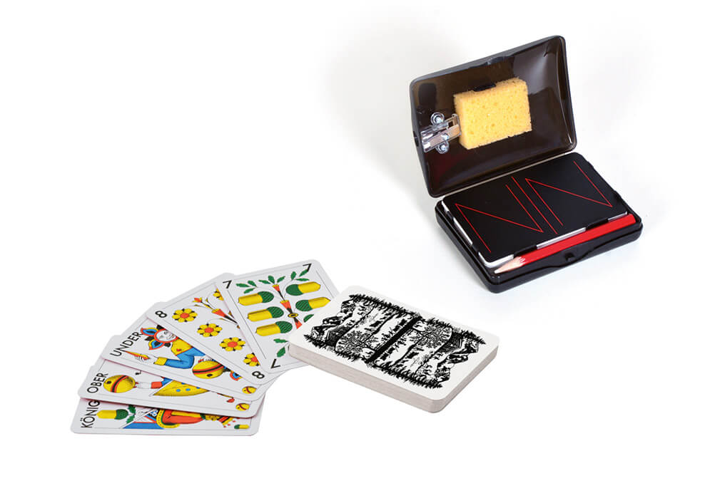 Jass-Box schwarz mit Scherenschnitt Desgin und Deutschschweizer Jasskarten, Jasstafel, Schwamm, Kreidestift