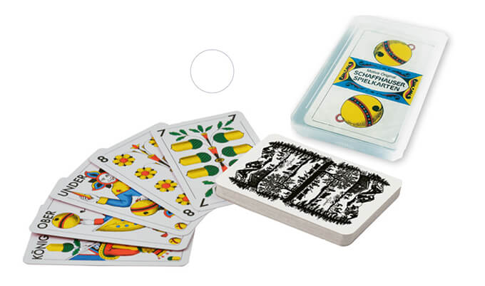Deutschschweizer Jasskarten Standard mit Scherenschnitt Design auf Rückseite in Kunststoffbox verpackt.