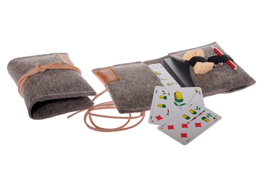 Dieses Jassetui ist aus Wolldecke mit Ledereinsatz und einem Lederbändel.  Günstig online einkaufen auf Jasswelt.ch