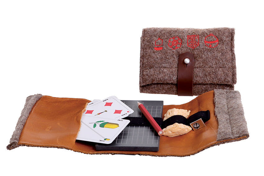 Jassetui aus echtem Leder und Wolldecke mit Stickerei von Deutschschweizer Jass-Symbolen